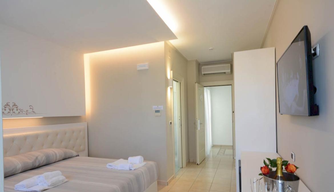 albapalace en modern-spacious-rooms-with-sea-view-alba-adriatica 012
