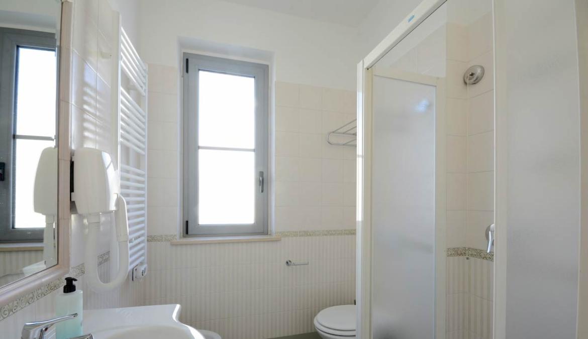 albapalace en modern-spacious-rooms-with-sea-view-alba-adriatica 013