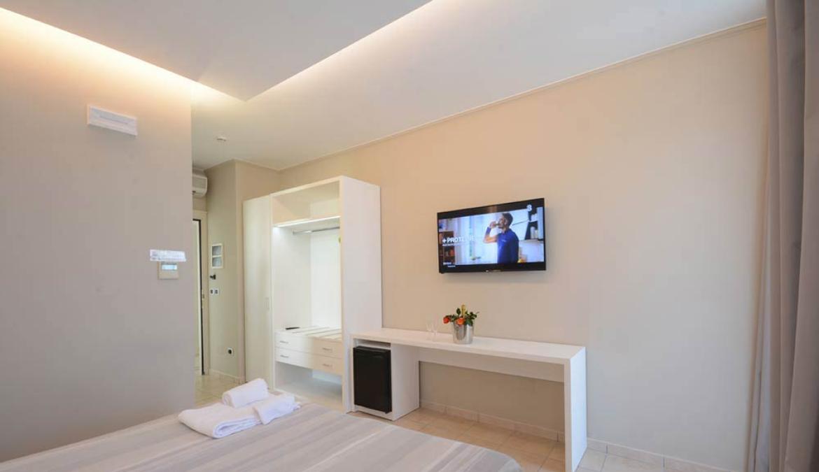 albapalace en modern-spacious-rooms-with-sea-view-alba-adriatica 014