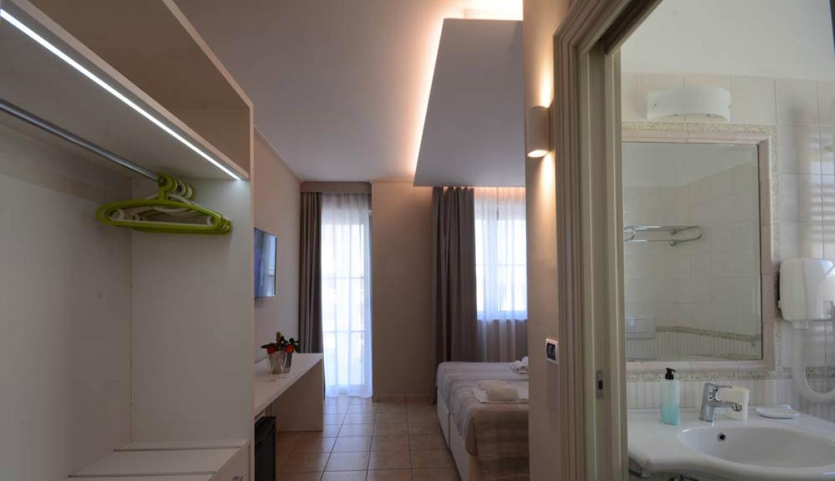 albapalace en modern-spacious-rooms-with-sea-view-alba-adriatica 015
