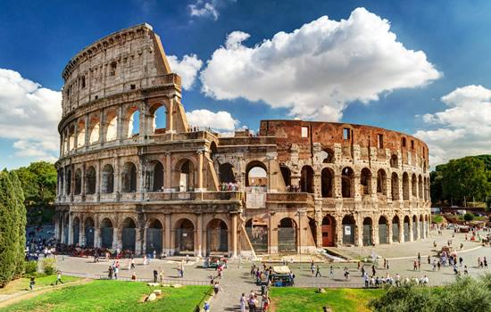 Maestoso anfiteatro romano, simbolo di storia e potenza.