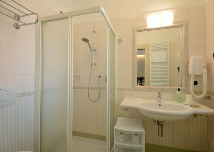 albapalace en modern-spacious-apartments-with-sea-view-alba-adriatica 018
